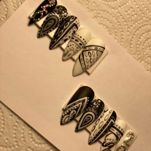 Bandanna Print Press on Nails - Picture 4 of 6